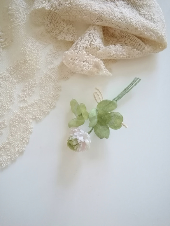 染め布花＊幸せを運ぶ・四つ葉としろつめ草のコサージュ 2枚目の画像