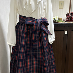 大島紬　ギャザースカート　8枚はぎ　リボンベルト付き　濃紺に赤　格子柄　着物リメイク　ハンドメイド　274 2枚目の画像