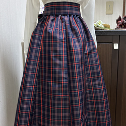 大島紬　ギャザースカート　8枚はぎ　リボンベルト付き　濃紺に赤　格子柄　着物リメイク　ハンドメイド　274 4枚目の画像
