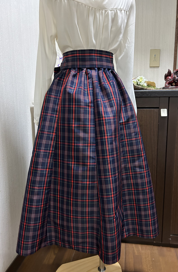 大島紬　ギャザースカート　8枚はぎ　リボンベルト付き　濃紺に赤　格子柄　着物リメイク　ハンドメイド　274 4枚目の画像