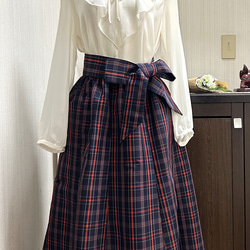大島紬　ギャザースカート　8枚はぎ　リボンベルト付き　濃紺に赤　格子柄　着物リメイク　ハンドメイド　274 1枚目の画像