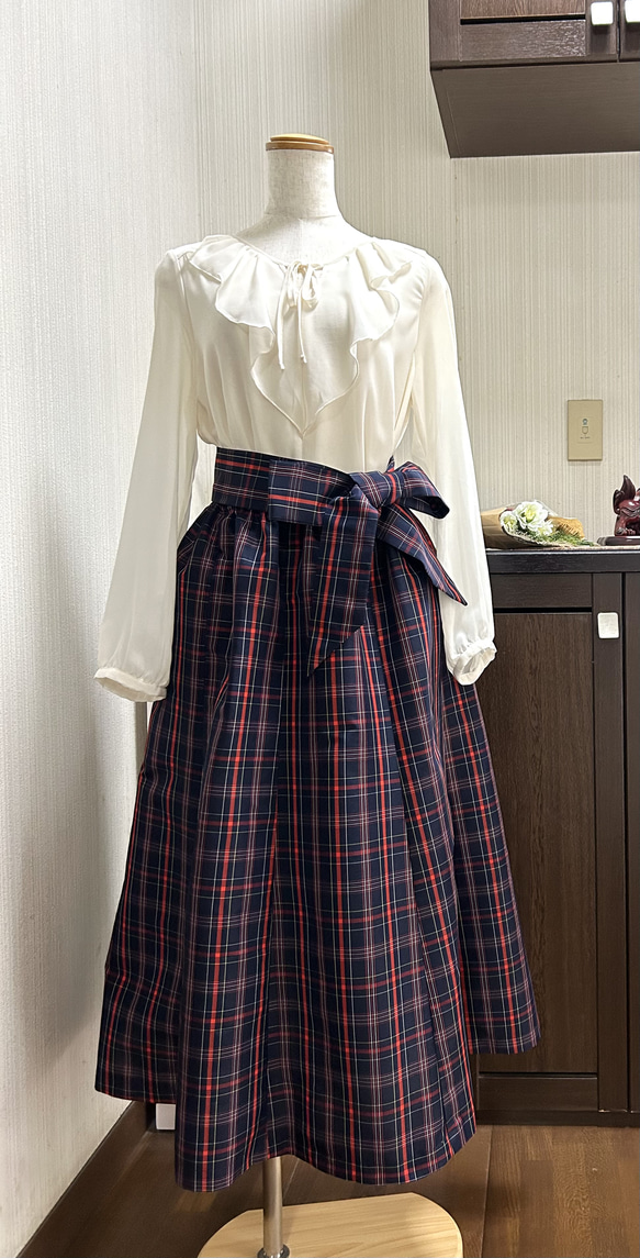 大島紬　ギャザースカート　8枚はぎ　リボンベルト付き　濃紺に赤　格子柄　着物リメイク　ハンドメイド　274 1枚目の画像