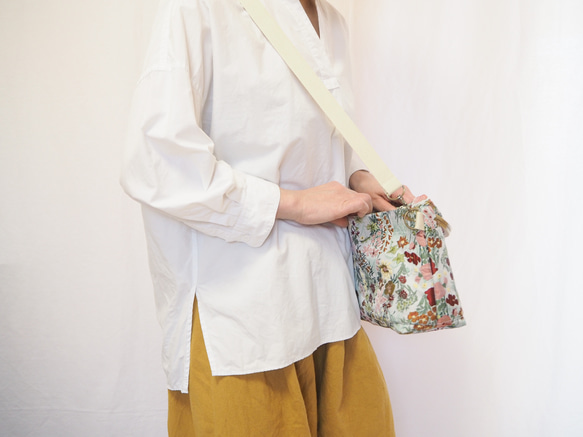 【限量樣品促銷】花卉幻想伽瑪口斜背包 第13張的照片