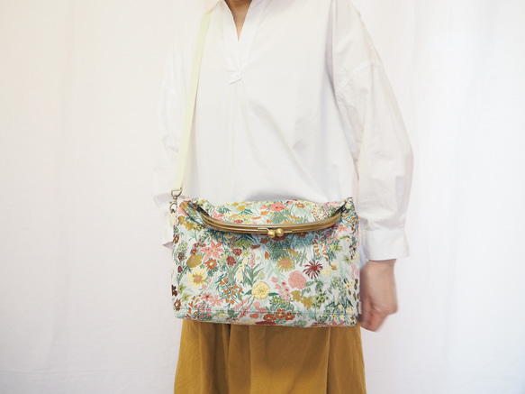 【限量樣品促銷】花卉幻想伽瑪口斜背包 第12張的照片