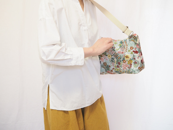 【限量樣品促銷】花卉幻想伽瑪口斜背包 第10張的照片