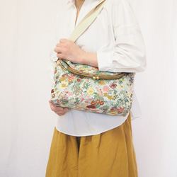 【限量樣品促銷】花卉幻想伽瑪口斜背包 第8張的照片