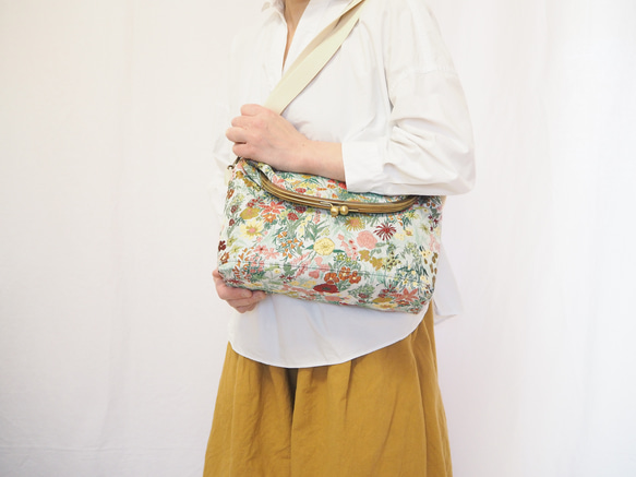 【限量樣品促銷】花卉幻想伽瑪口斜背包 第8張的照片