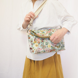 【限量樣品促銷】花卉幻想伽瑪口斜背包 第9張的照片