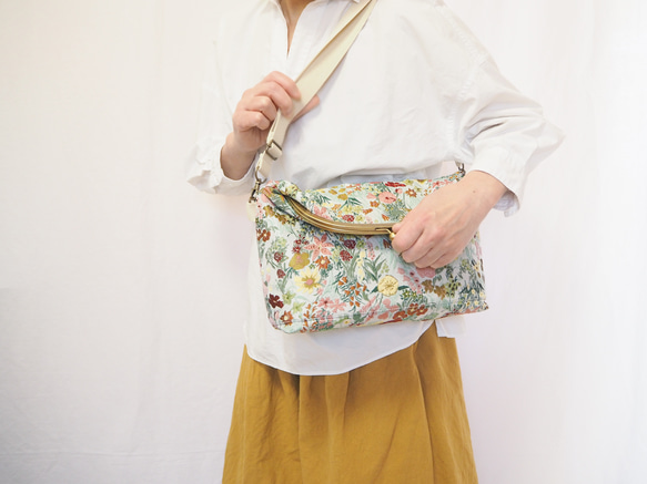 【限量樣品促銷】花卉幻想伽瑪口斜背包 第9張的照片