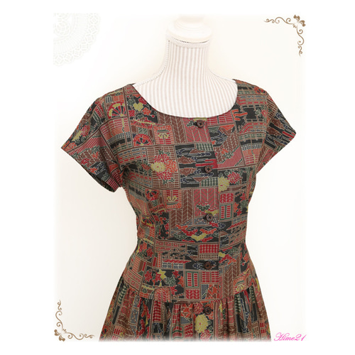 素材大島紬コートにしてアクセントに赤のフリルをつけて年齢関係なく