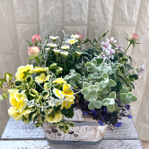 ウッド鉢に季節のギャザリング 寄せ植え アートフラワー まもぷち 通販