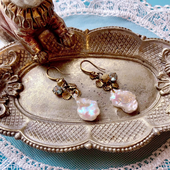 ✤ バロック真珠と真鍮シェルのピアス/スカイブルートパーズ✤ 2枚目の画像