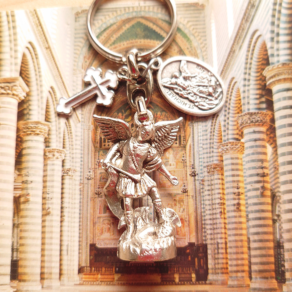 大天使ミカエル像 聖ミカエルのメダイ エナメルホワイトクロス 御守りロザリオキーホルダー 1枚目の画像