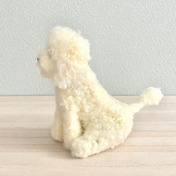 羊毛フェルトのおすわりホワイトトイプードル　 犬のぬいぐるみ 5枚目の画像
