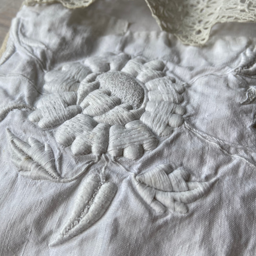 フランスアンティークの素晴らしい白糸刺繍布 バック フランスアンティーク 白糸刺繍の小さなボネ レース Mon Atelier
