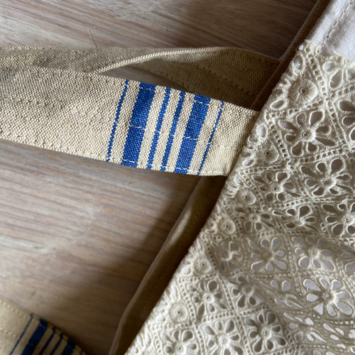 フランスアンティークの素晴らしい白糸刺繍布 バック フランスアンティーク 白糸刺繍の小さなボネ レース Mon Atelier