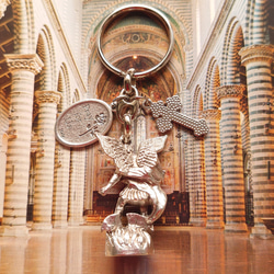 大天使ミカエル像 聖ミカエルのメダイ ピンクのエナメルクロス 御守りロザリオキーホルダー 2枚目の画像