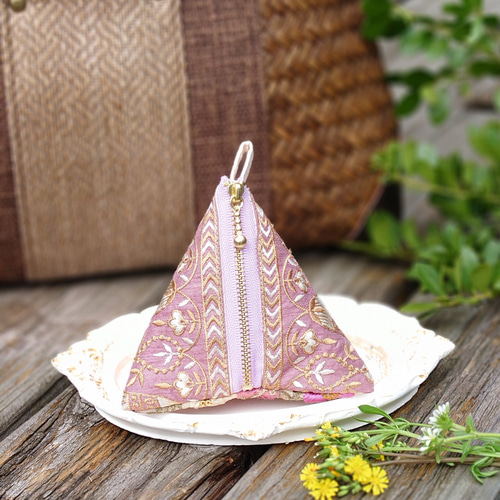インド刺繍リボン　テトラポーチ 送料無料インド刺繍リボンの三角ポーチ(テトラポーチ・手のひら