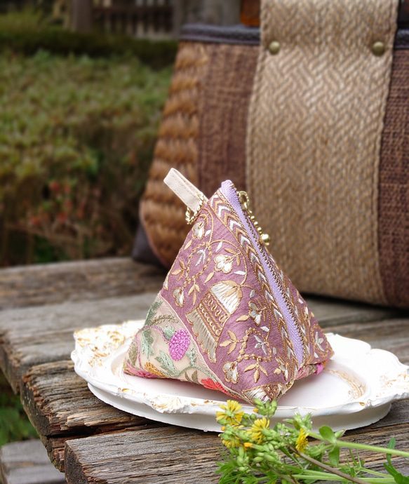 送料無料インド刺繍リボンの三角ポーチ(テトラポーチ・手のひら