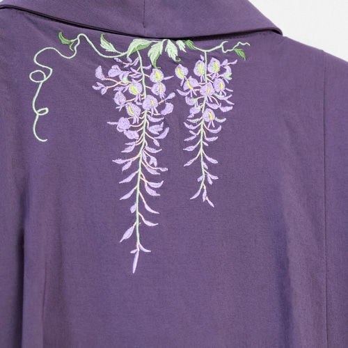 藤の花刺繍がアックセント ゆったりシルエットのロングワンピース