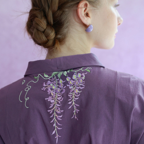 藤の花刺繍がアックセント ゆったりシルエットのロングワンピース