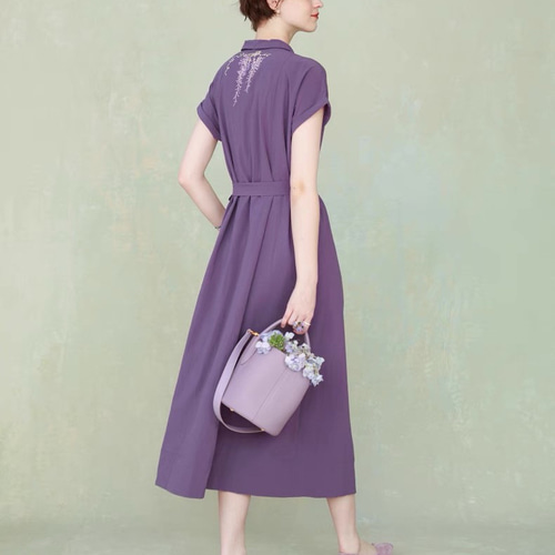 藤の花刺繍がアックセント ゆったりシルエットのロングワンピース