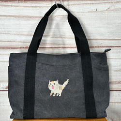 【送料無料】驚き猫の刺繍 たっぷりポケット付き キャンバス Zip式 トートバッグ＜ブラック＞ 1枚目の画像