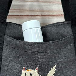 【送料無料】驚き猫の刺繍 たっぷりポケット付き キャンバス Zip式 トートバッグ＜ブラック＞ 6枚目の画像