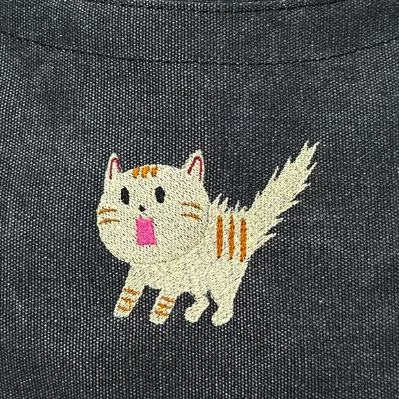 【送料無料】驚き猫の刺繍 たっぷりポケット付き キャンバス Zip式 トートバッグ＜ブラック＞ 2枚目の画像