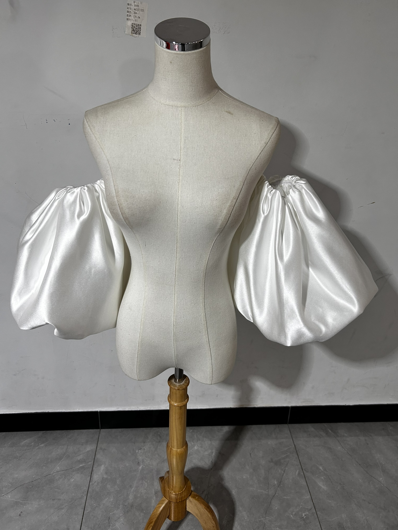 人気上昇！パフスリーブ オフホワイト ストレッチ 取り外し袖 可愛い