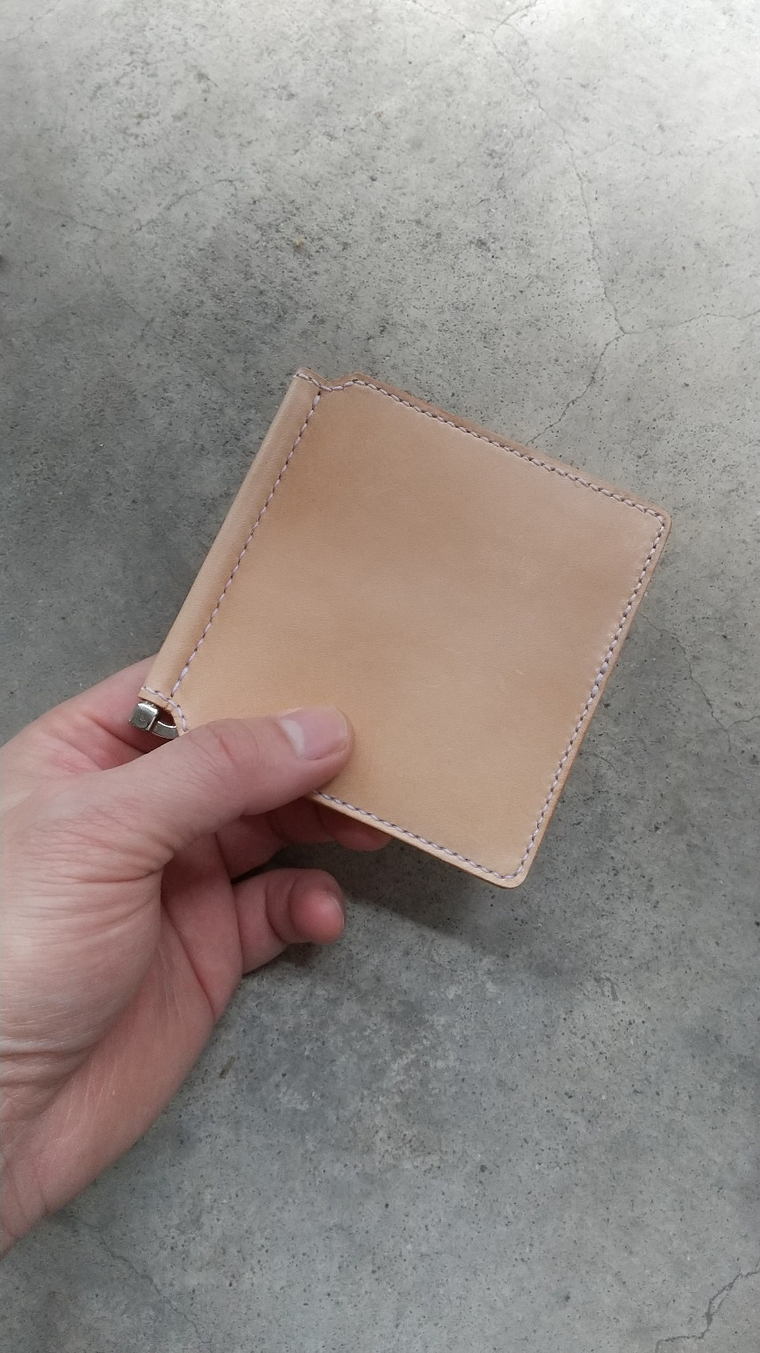 【ハンドメイド即納可】飴色に育つヌメ革の小銭入れ付きマネークリップ SALE!!】【受注製作】上質なヌメ革を使用した飴色に育つ小銭入れ
