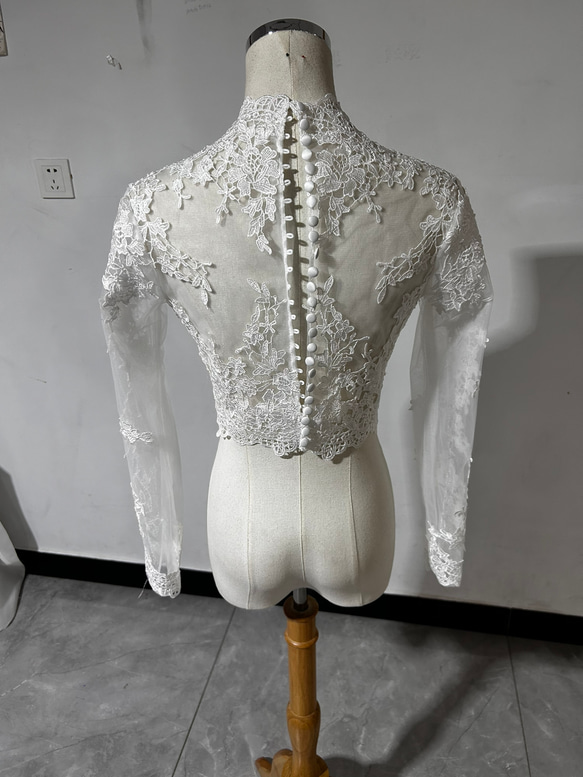 大人気上昇！ボレロ ウエディングドレス 可憐な花刺繍のトップス　ハイネック　長袖　ブラウス 2枚目の画像
