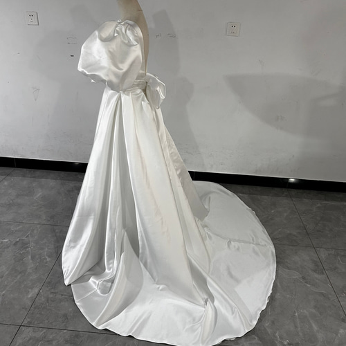 上品！ウエディングドレス Vネック 背中見せ パフスリーブ スレンダー  