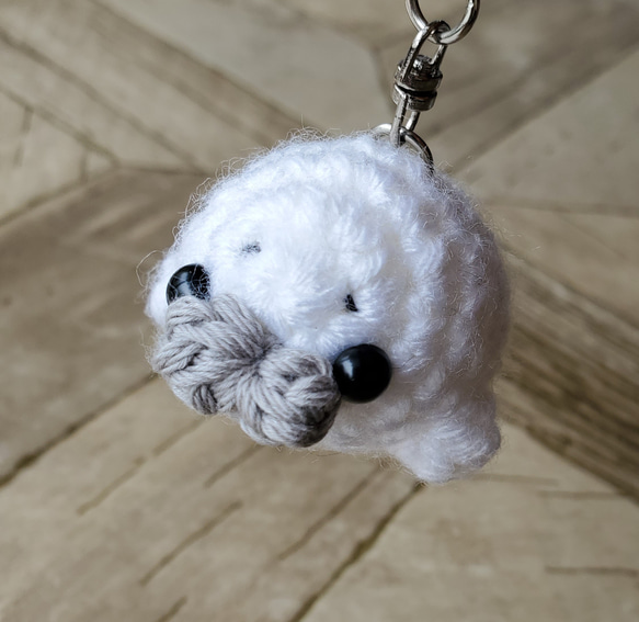 アザラシ編みぐるみキーホルダー あみぐるみ 縹かにゃる 通販