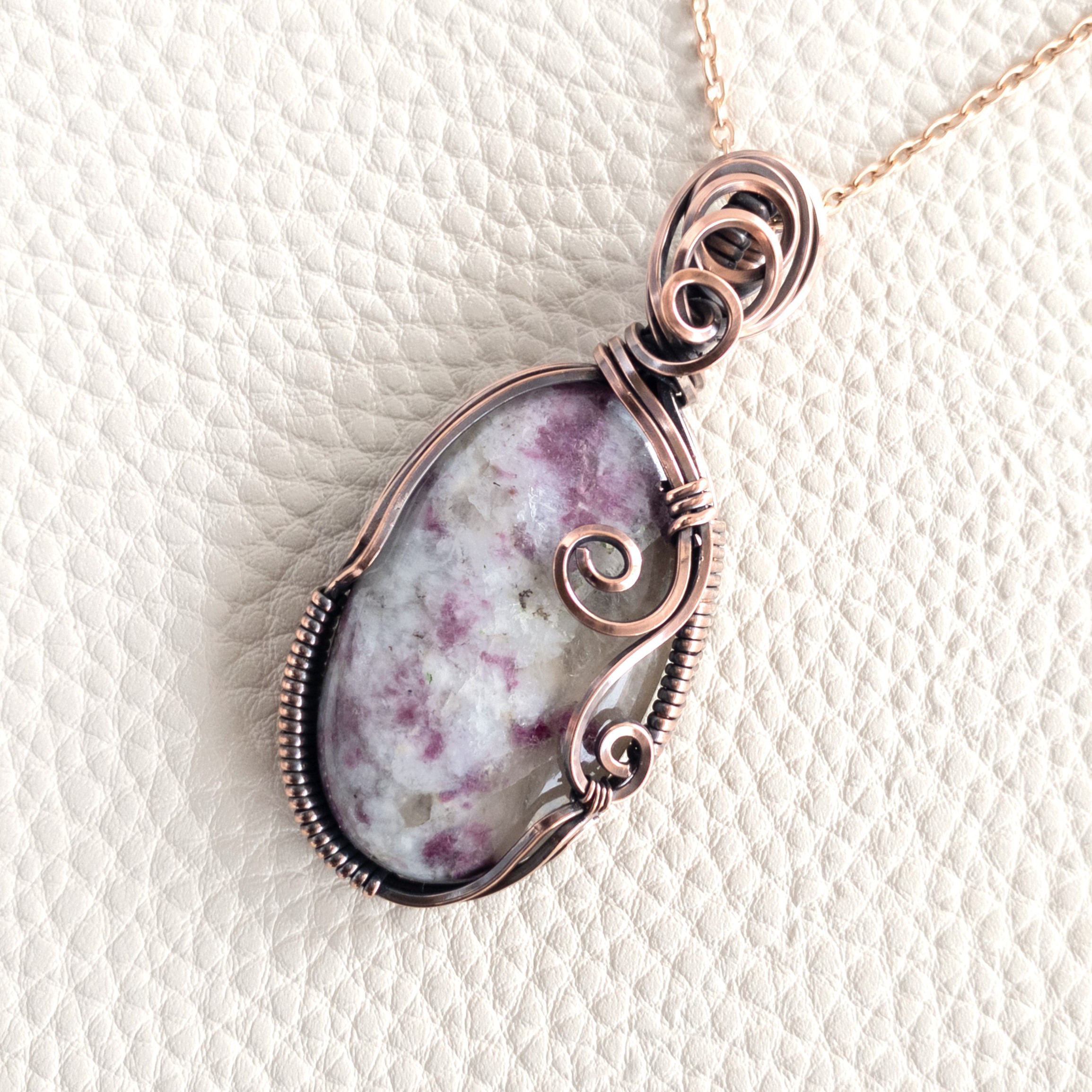 ＜ルビーインゾイサイト＞スクロール ペンダント