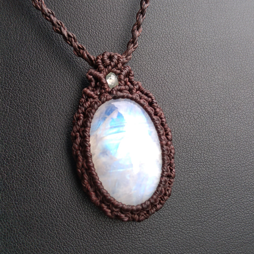 【Premium】レインボームーンストーンとラピスラズリのマクラメペンダント 幸運の象徴 レインボームーンストーンマクラメ編みペンダント 雫