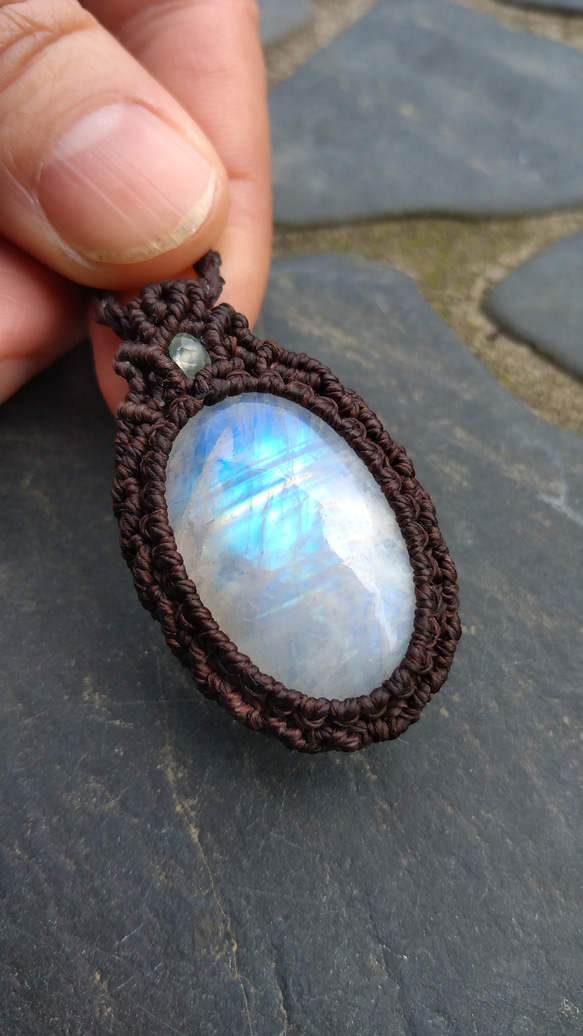 レインボームーンストーンの天然石マクラメペンダント[PEN-145