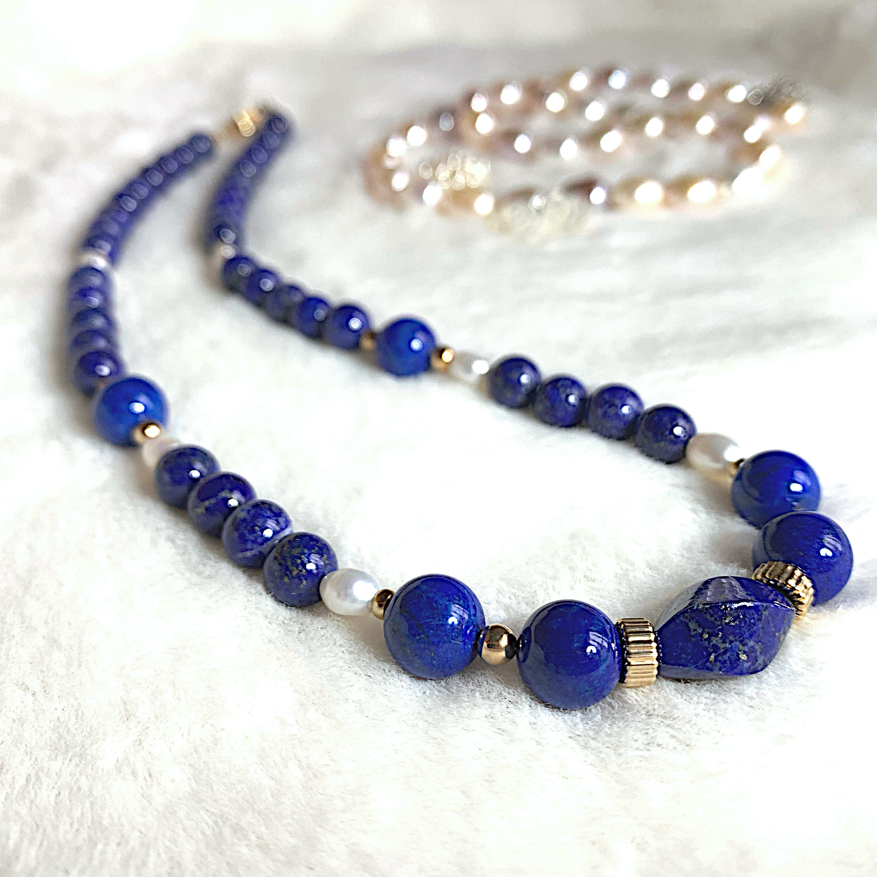 美しいラピスラズリ天然石ネックレス/淡水パールと金パーツ使用/合わせやすい約46㎝