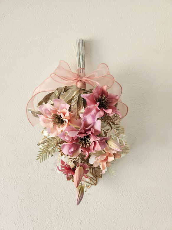 くすみピンク　華やかスワッグ　壁飾り　ゴールド　インテリア　造花　ピンク 1枚目の画像