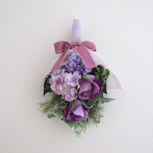 パープルカラーの花束風スワッグ アジサイ バラ入り 造花