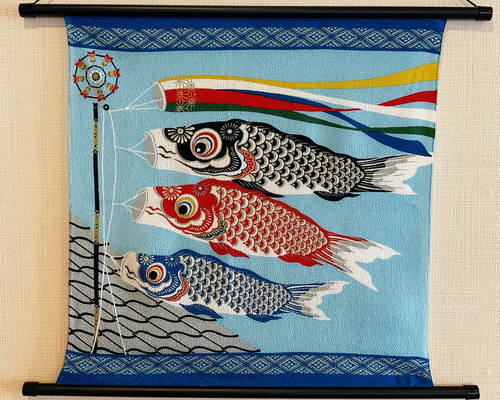 5月タペストリー【屋根より高い鯉のぼり】軸付きタペストリー 端午の