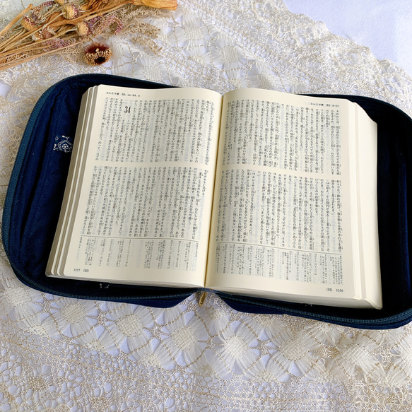 中型聖書カバー［BOXタイプ］✳︎ 北欧花柄　刺繍生地 5枚目の画像