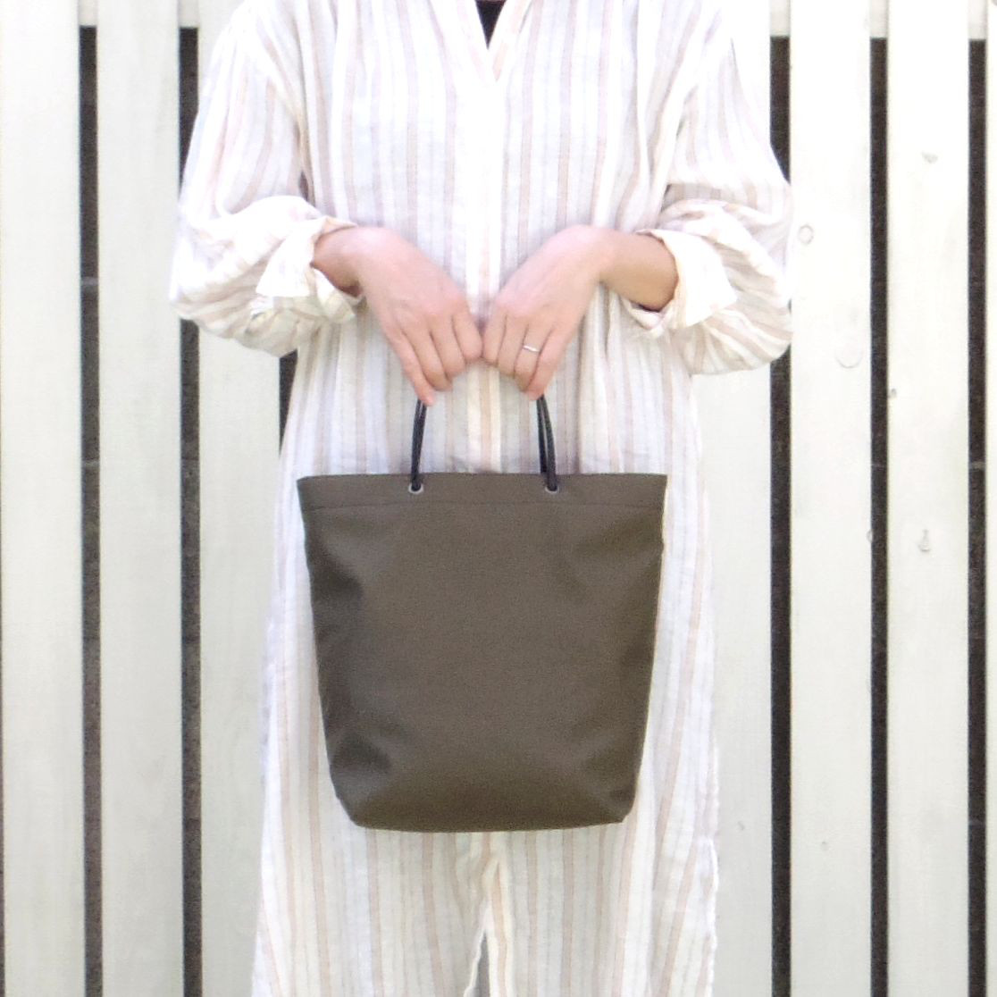 リバーシブルな上質サブバッグ☆牛革使用＜通勤・お出掛け・フォーマル・冠婚葬祭＞