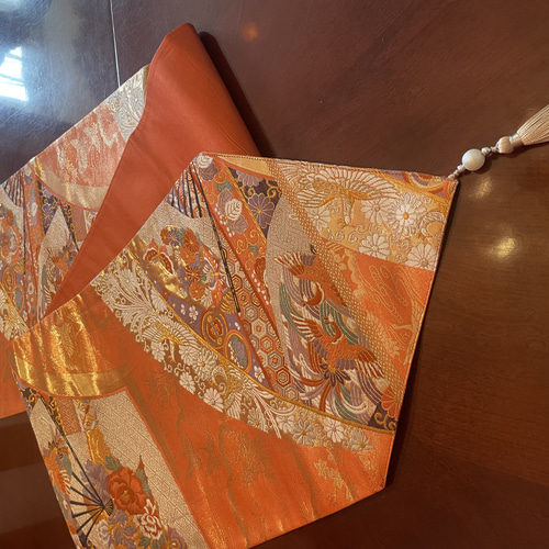 テーブルランナー(高級正絹袋帯リメイク)タッセル付き 2838豪華刺繍の素敵な帯リメイク タッセル付正絹テーブル