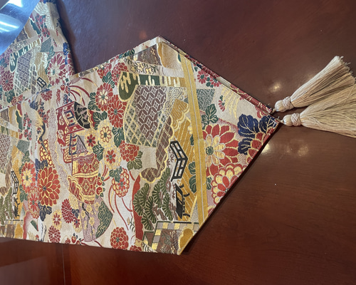 2525花嫁衣装の丸帯から作った豪華タッセル付きテーブルランナー 豪華刺繍 花嫁衣装の丸帯から作ったタッセル付き正絹テーブル