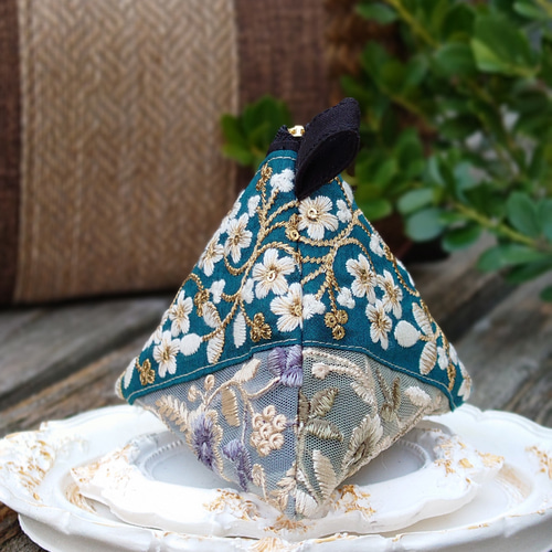 インド刺繍リボン　テトラポーチ 送料無料インド刺繍リボンの三角ポーチ(テトラポーチ・手のひら