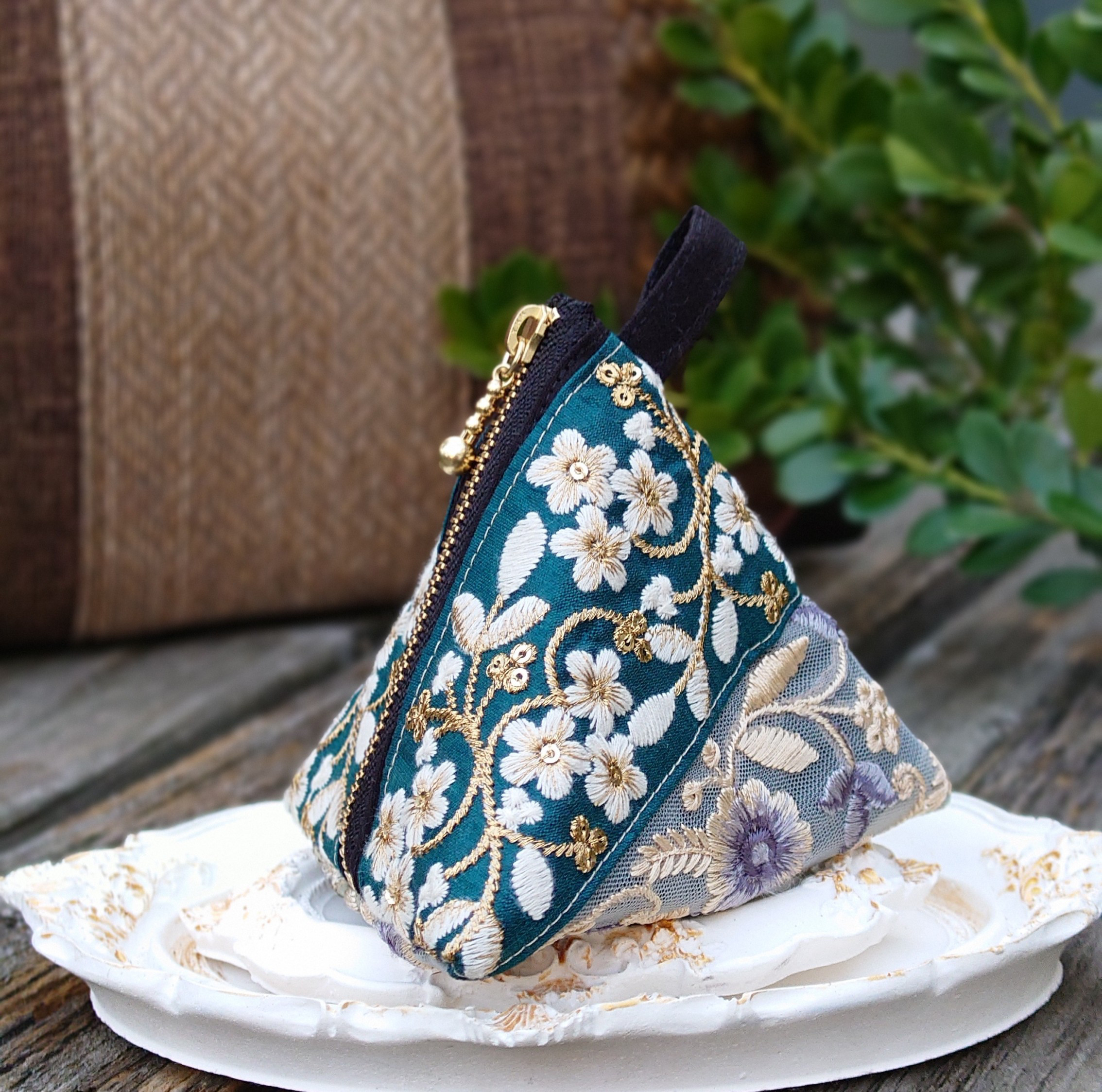 送料無料インド刺繍リボンの三角ポーチ(テトラポーチ・手のひら