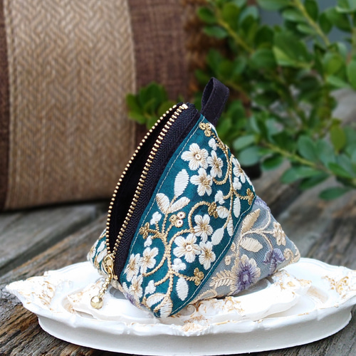 送料無料インド刺繍リボンの三角ポーチ(テトラポーチ・手のひら