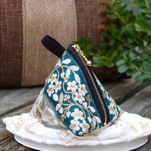 送料無料インド刺繍リボンの三角ポーチ(テトラポーチ・手のひらサイズ