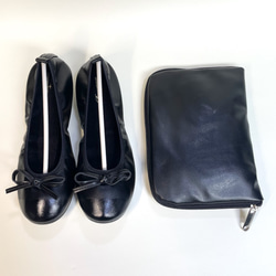◆M碼實物SALE 1,400日圓折扣◆便攜式二色琺瑯合成皮革芭蕾舞鞋（附小袋） 第1張的照片